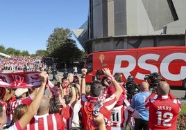 El espectacular recibimiento de la afición del Sporting en El Molinón