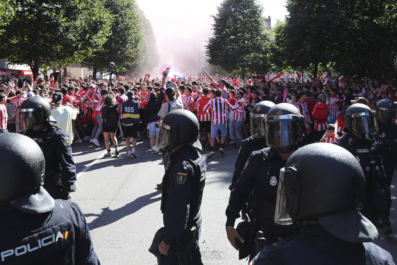 El cielo de Gijón se tiñe de rojo en el recibimiento del Sporting