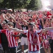 El cielo de Gijón se tiñe de rojo en el recibimiento del Sporting