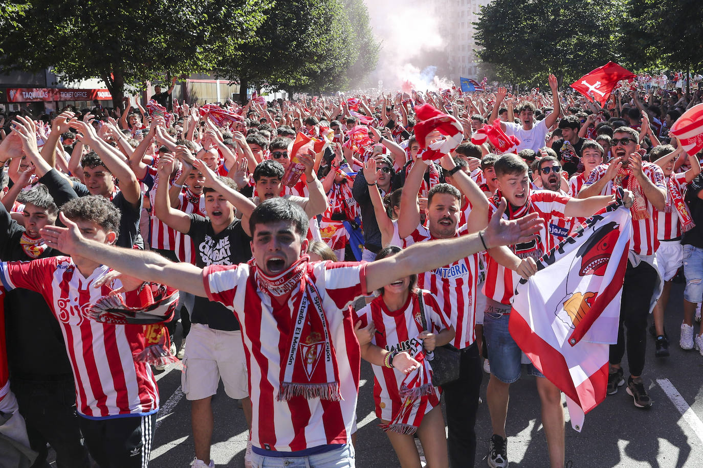 El cielo de Gijón se tiñe de rojo en el recibimiento del Sporting