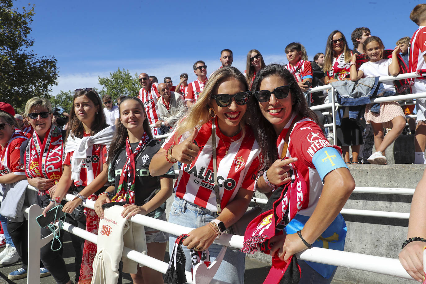 El cielo de Gijón se tiñe de rojo en el recibimiento del Sporting