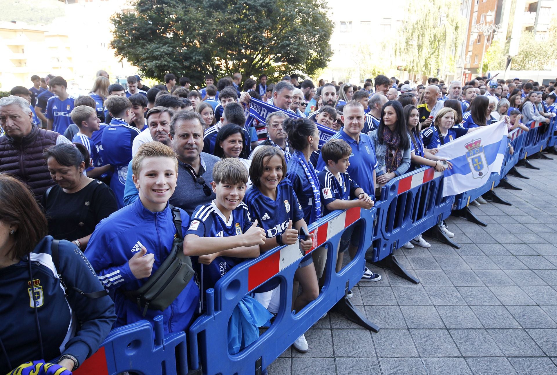 Impresionante despedida del oviedismo a sus jugadores