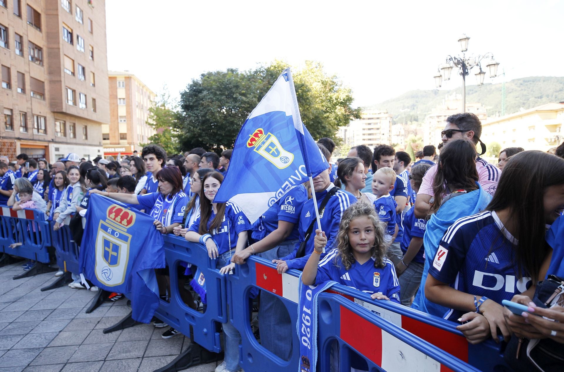 Impresionante despedida del oviedismo a sus jugadores