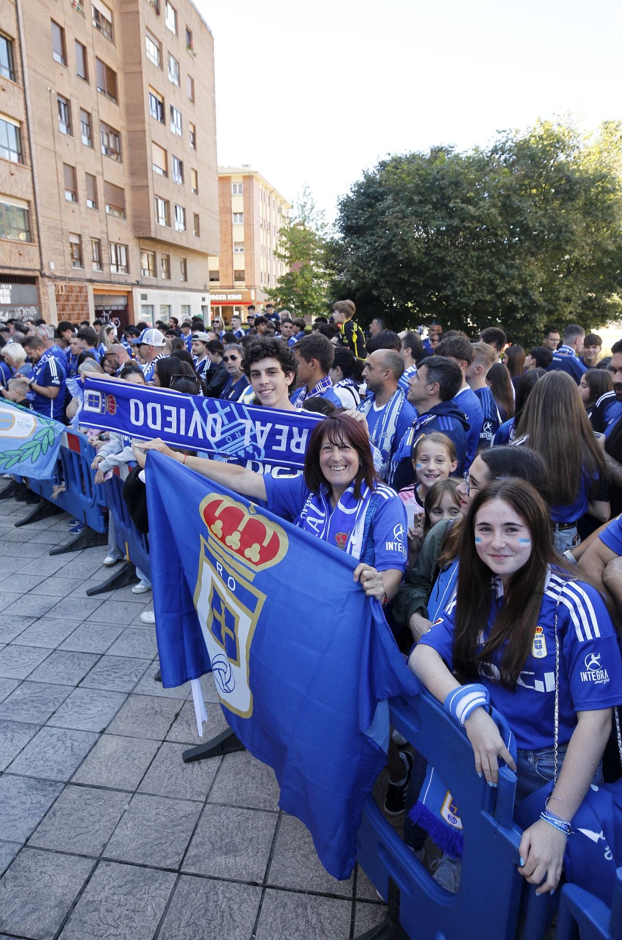 Impresionante despedida del oviedismo a sus jugadores