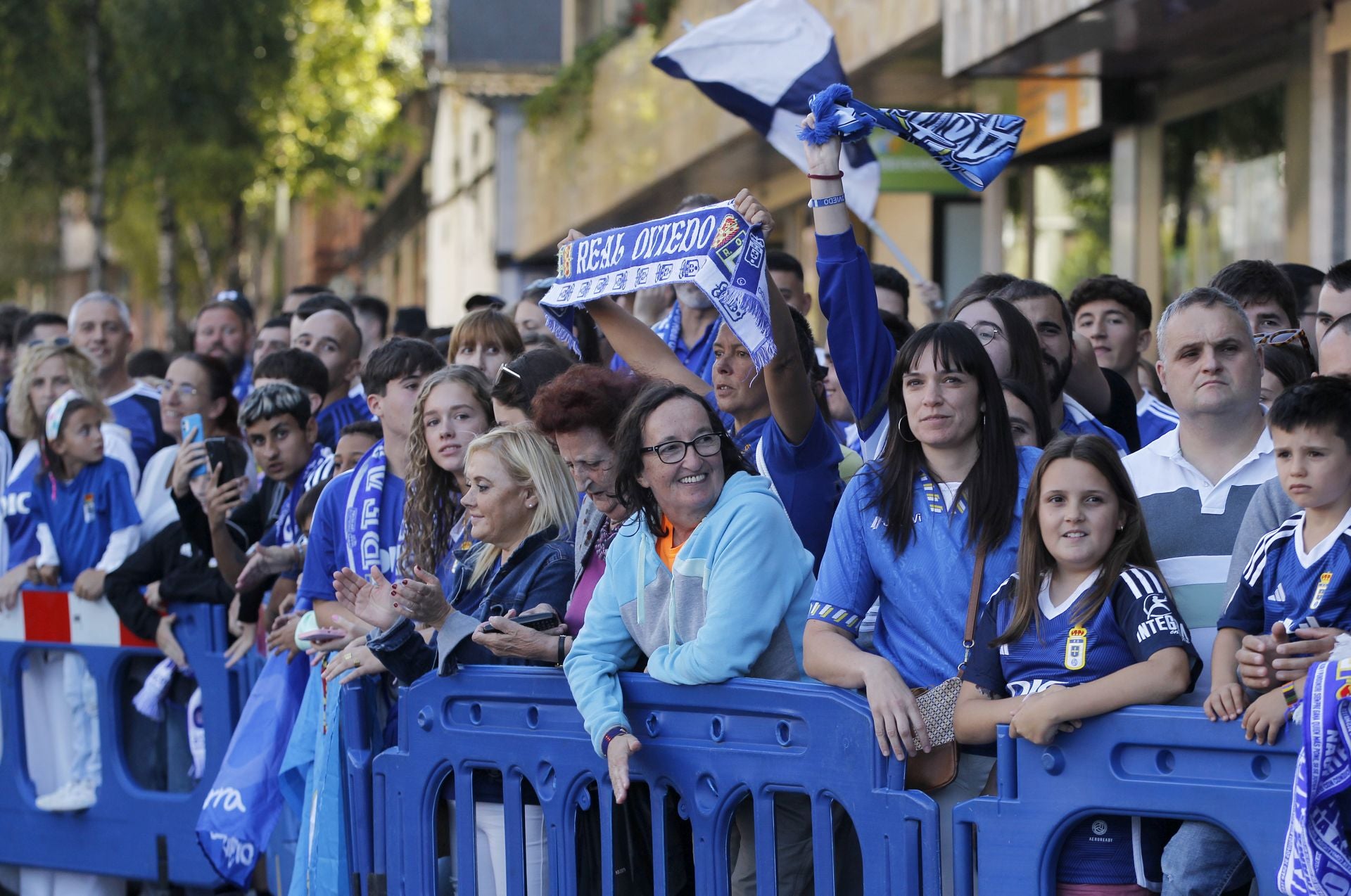 Impresionante despedida del oviedismo a sus jugadores