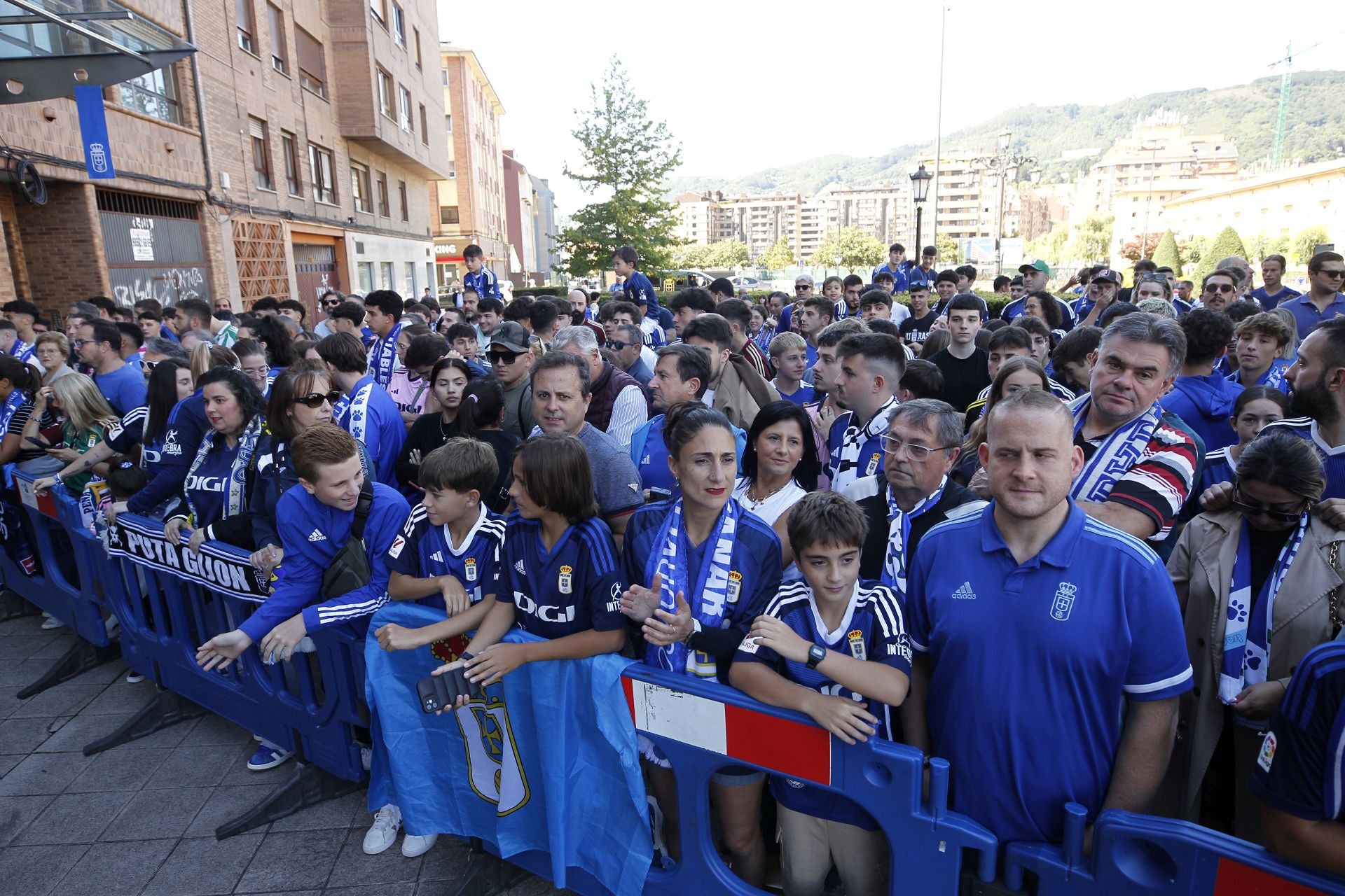 Impresionante despedida del oviedismo a sus jugadores