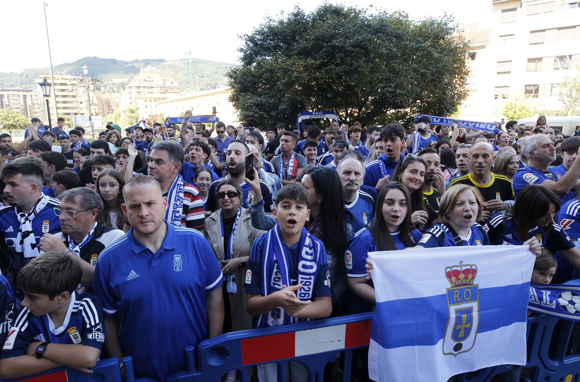 Impresionante despedida del oviedismo a sus jugadores