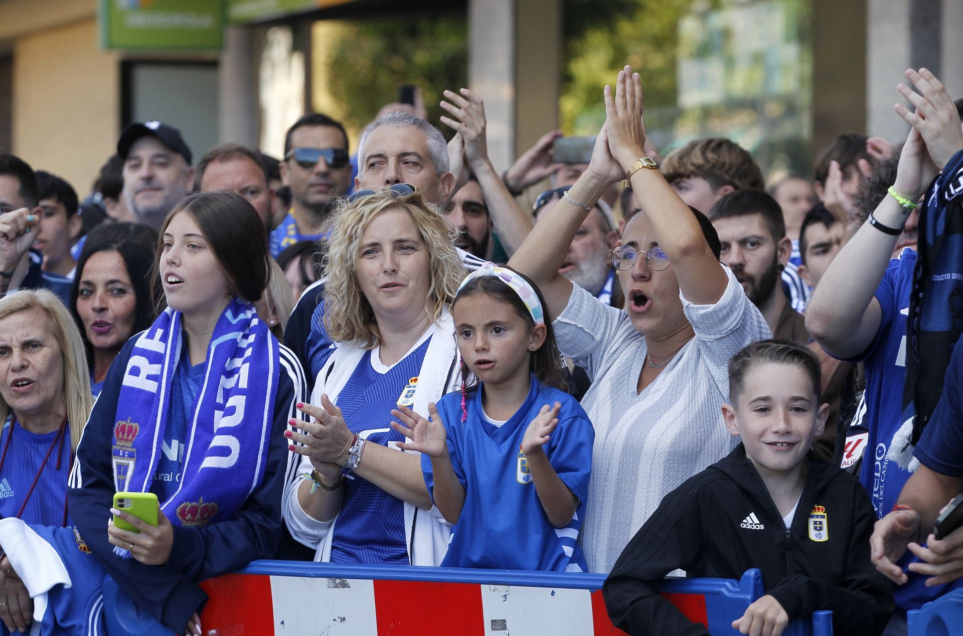 Impresionante despedida del oviedismo a sus jugadores