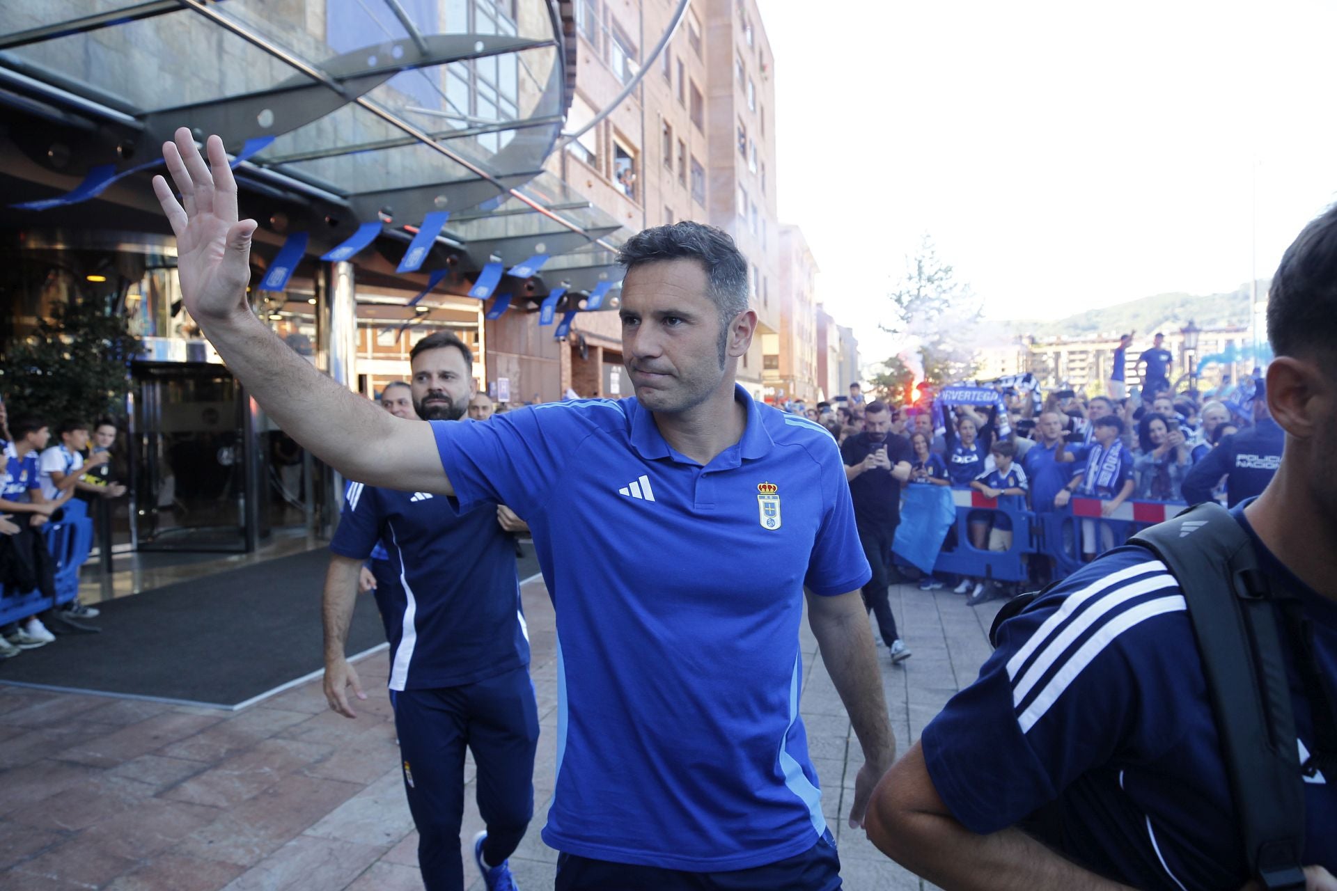 Impresionante despedida del oviedismo a sus jugadores