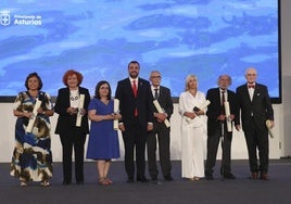 Adonina Tardón, Consuelo Vallina, Mari Luz Ania (viuda de Marcelino Gutiérrez), Adrián Barbón, Pablo García, Susana Vázquez (hija de Aníbal Vázquez), Yvan Lissorgues y Jean Fraçois Botrel.