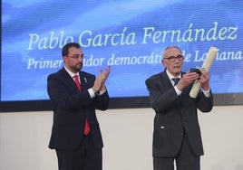 Pablo García muestra la Medalla de Asturias tras ser entregada por el presidente del Principado.