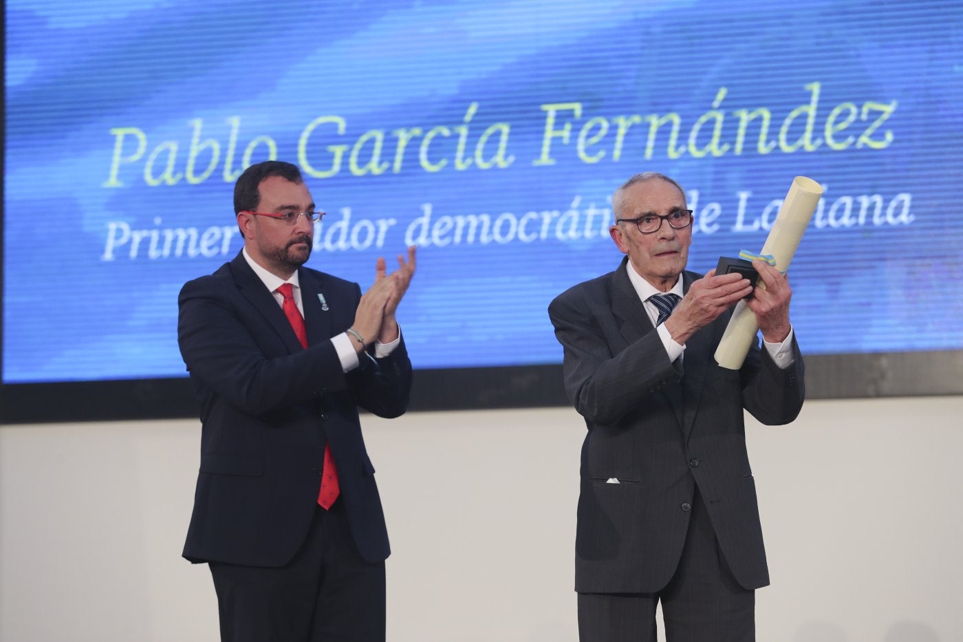 Pablo García muestra la Medalla de Asturias tras ser entregada por el presidente del Principado.