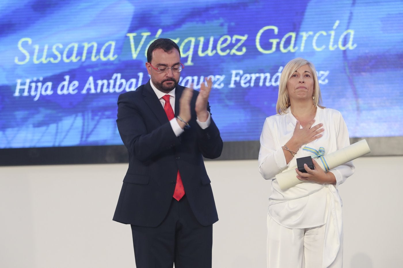 Susana Vázquez, hija de Aníbal Vázquez, fallecido el pasado año, agradece la concesión de la medalla al exalcalde de Mieres.