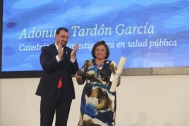 Adonina Tardón, emocionada ante el reconocimiento a su trabajo.