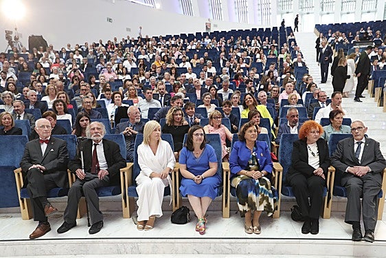 Jean François Botrel e Yvan Lisorgues (Hijos Adoptivos); Susana Vázquez, hija de Aníbal Vázquez; Mari Luz Ania, viuda de Marcelino Gutiérrez, Adonina Tardón, Cosuelo Vallina y Pablo García.