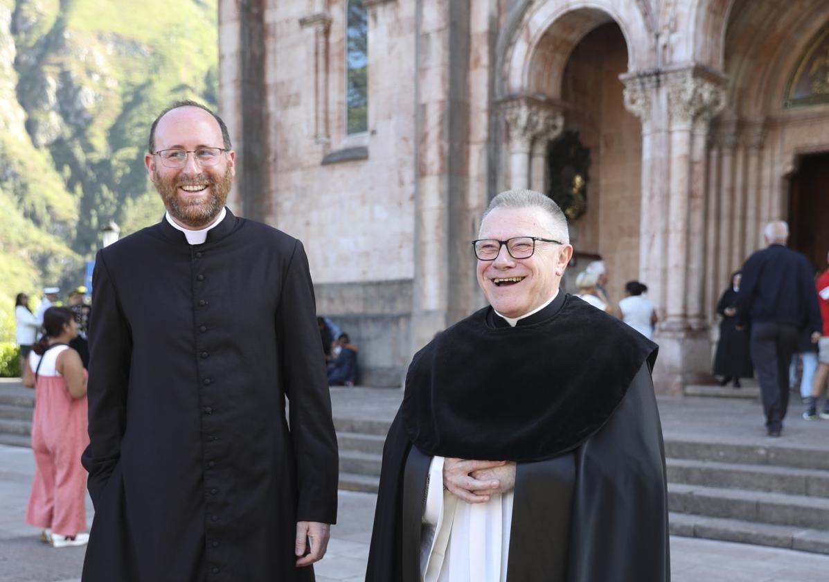 Los abades entrante, David Cueto, y saliente, Adolfo Mariño.