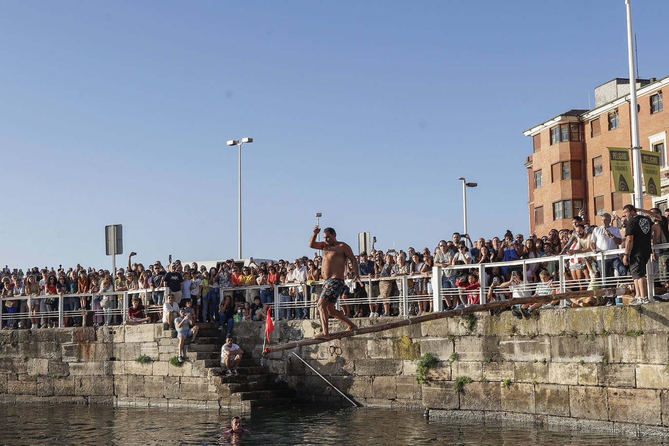 Cimavilla se rinde a la cucaña