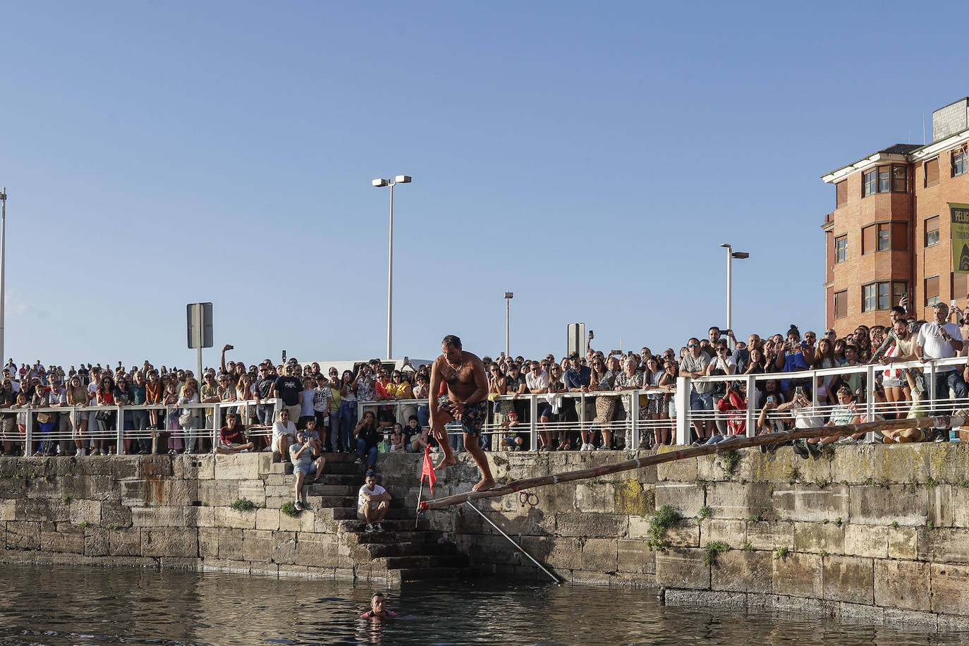 Cimavilla se rinde a la cucaña