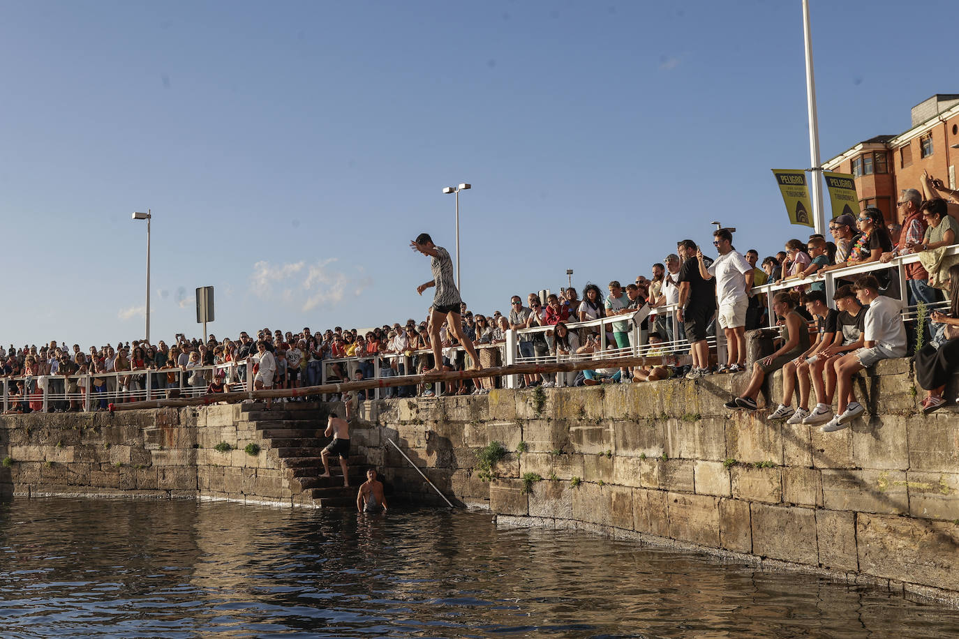 Cimavilla se rinde a la cucaña