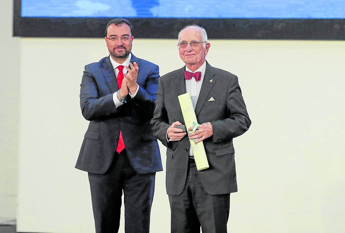 Jean François-Botrel, tras ser nombrado también hijo adoptivo de Asturias, con Barbón.