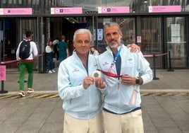 Jesús Álvarez Castaño y Alberto Suárez Laso, en el aeropuerto de París.