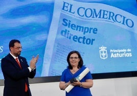 El presidente del Principado, Adrián Barbón, y Mari Luz Ania, viuda de Marcelino Gutiérrez.
