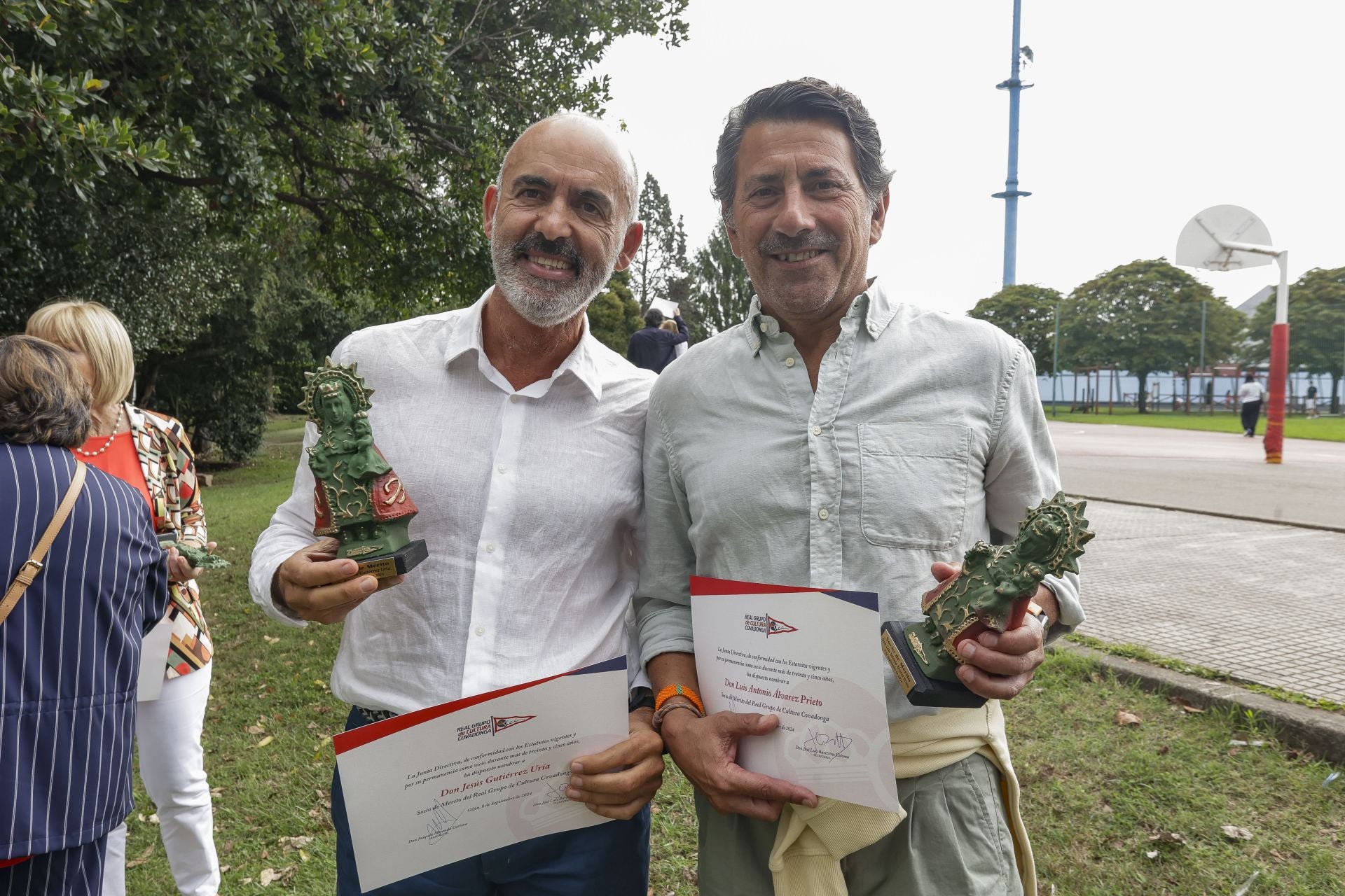 El Grupo Covadonga distingue a sus socios de mérito y de honor