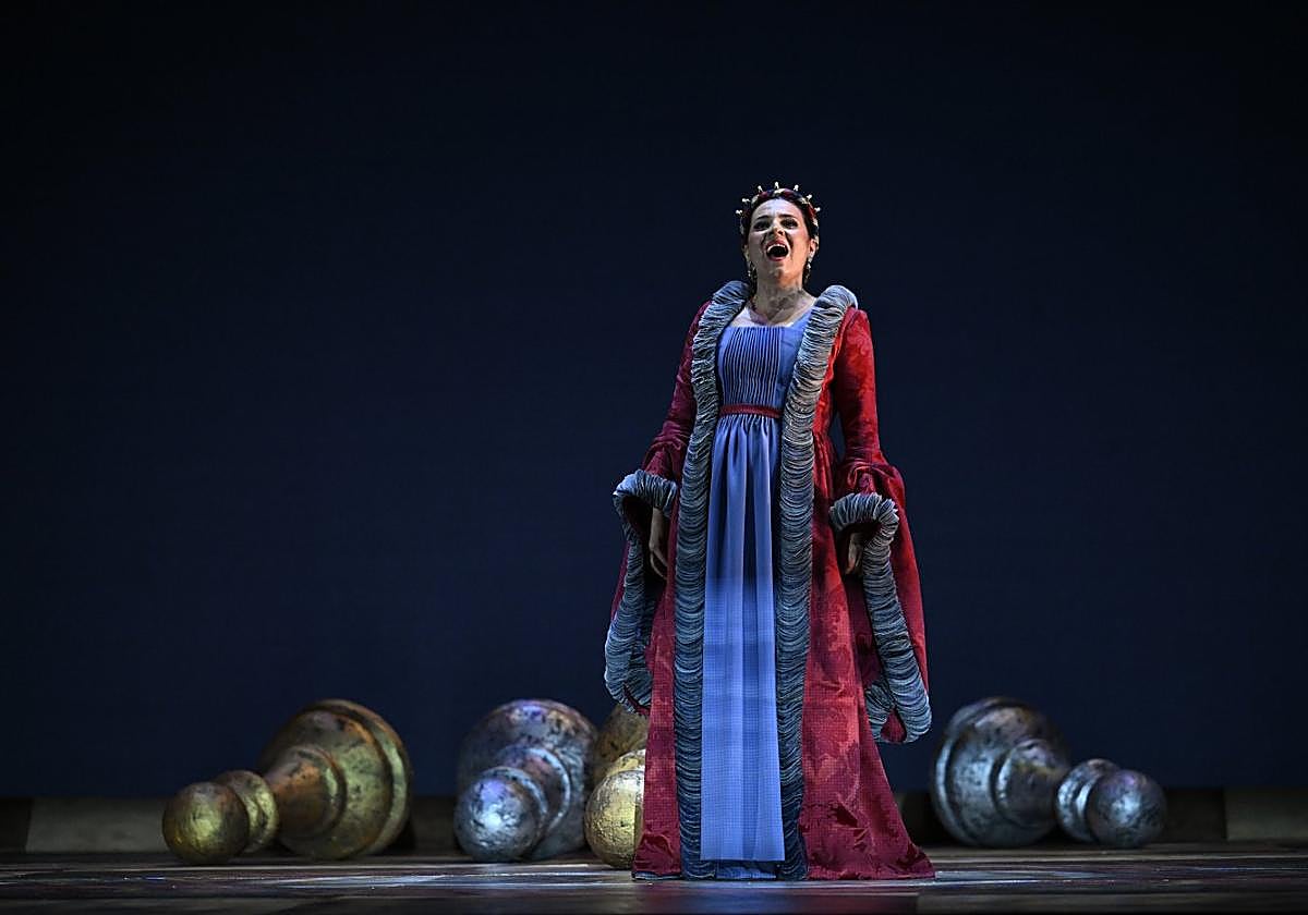 Sabina Puértolas en el rol de Ana Bolena se ganó el aplauso del respetable asturiano.