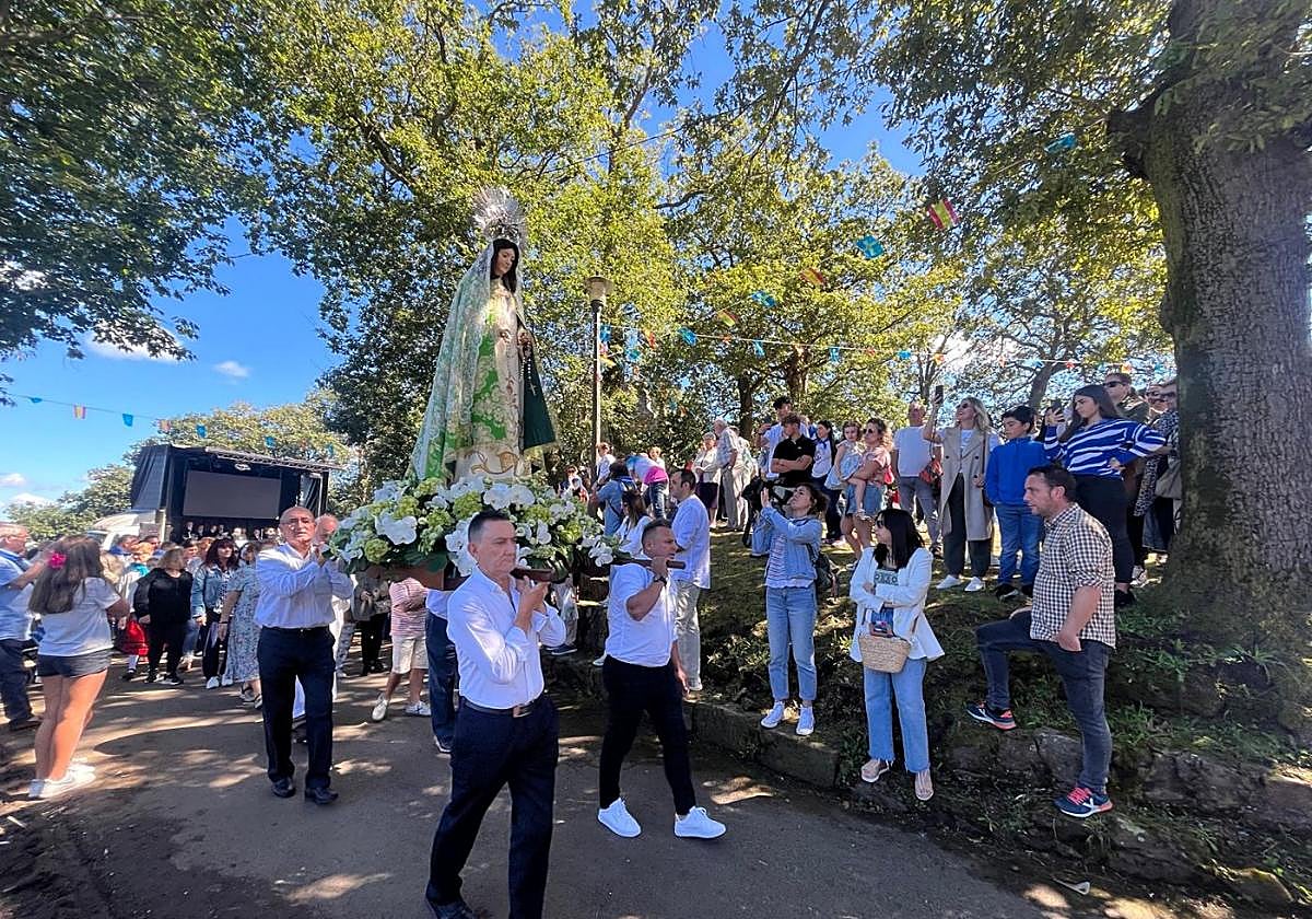 Cientos de personas acompañan a la imagen de Nuestra Señora de El Carbayu, patrona de Langreo, durante la procesión.