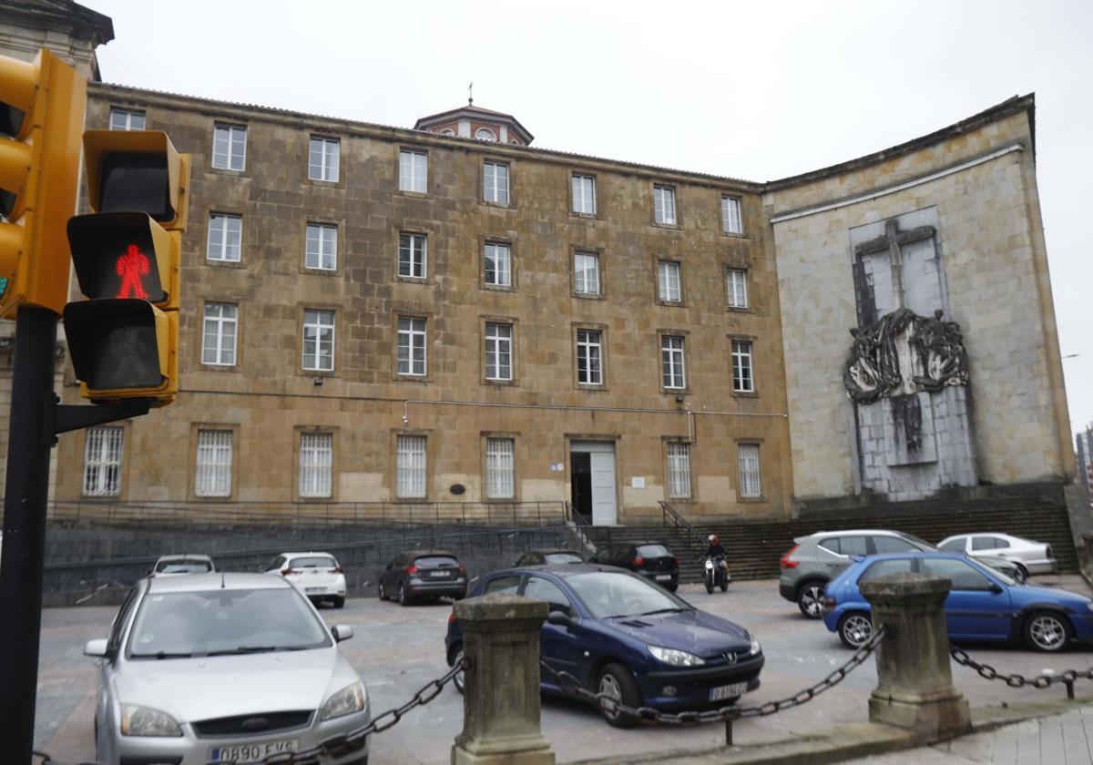 El monumento está ubicado a la derecha de la fachada principal del Colegio de la Inmaculada.