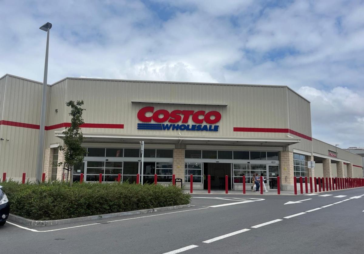 Entrada del establecimiento de Costco en la localidad vizcaína de Sestao.