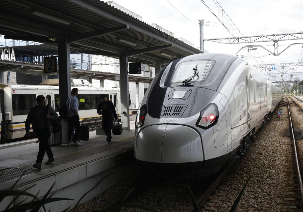 Un tren AVE en la estación Sanz Crespo de Gijón.