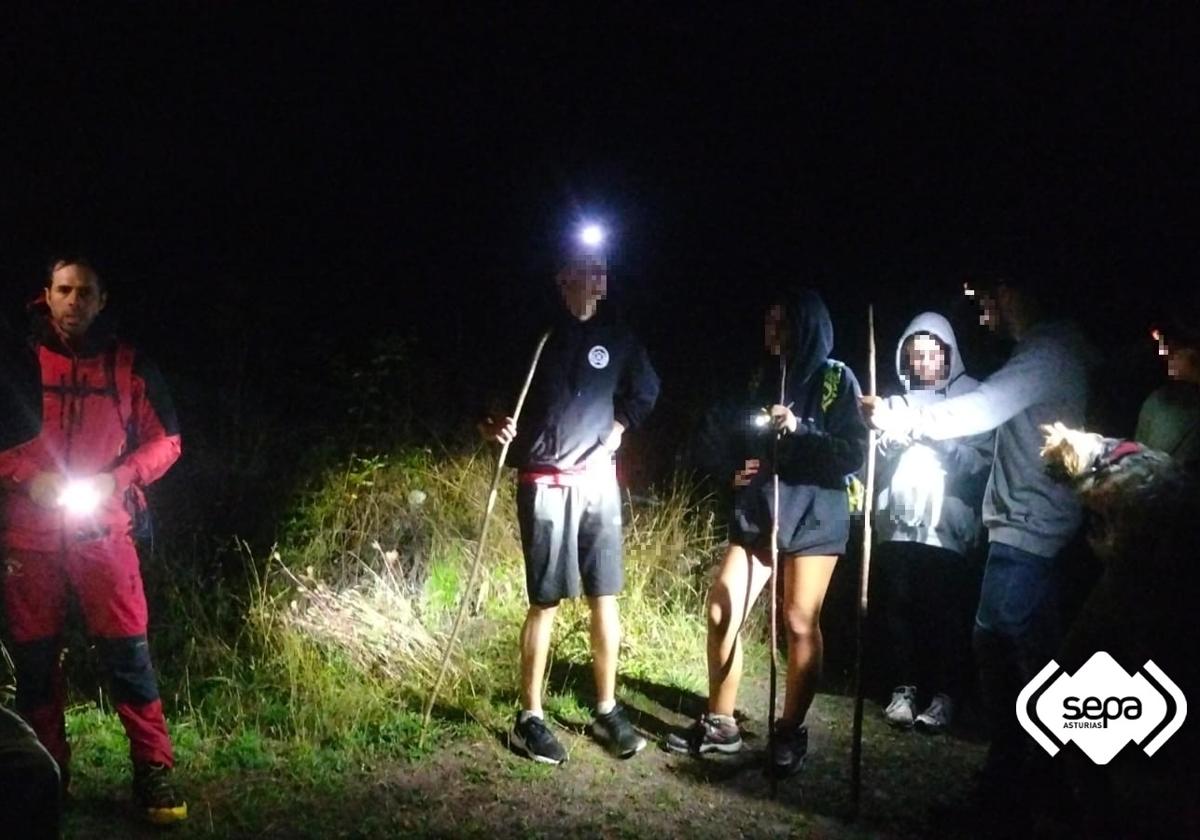 Un grupo de cinco personas fueron rescatadas ayer de noche en una ruta de montaña en Somiedo.