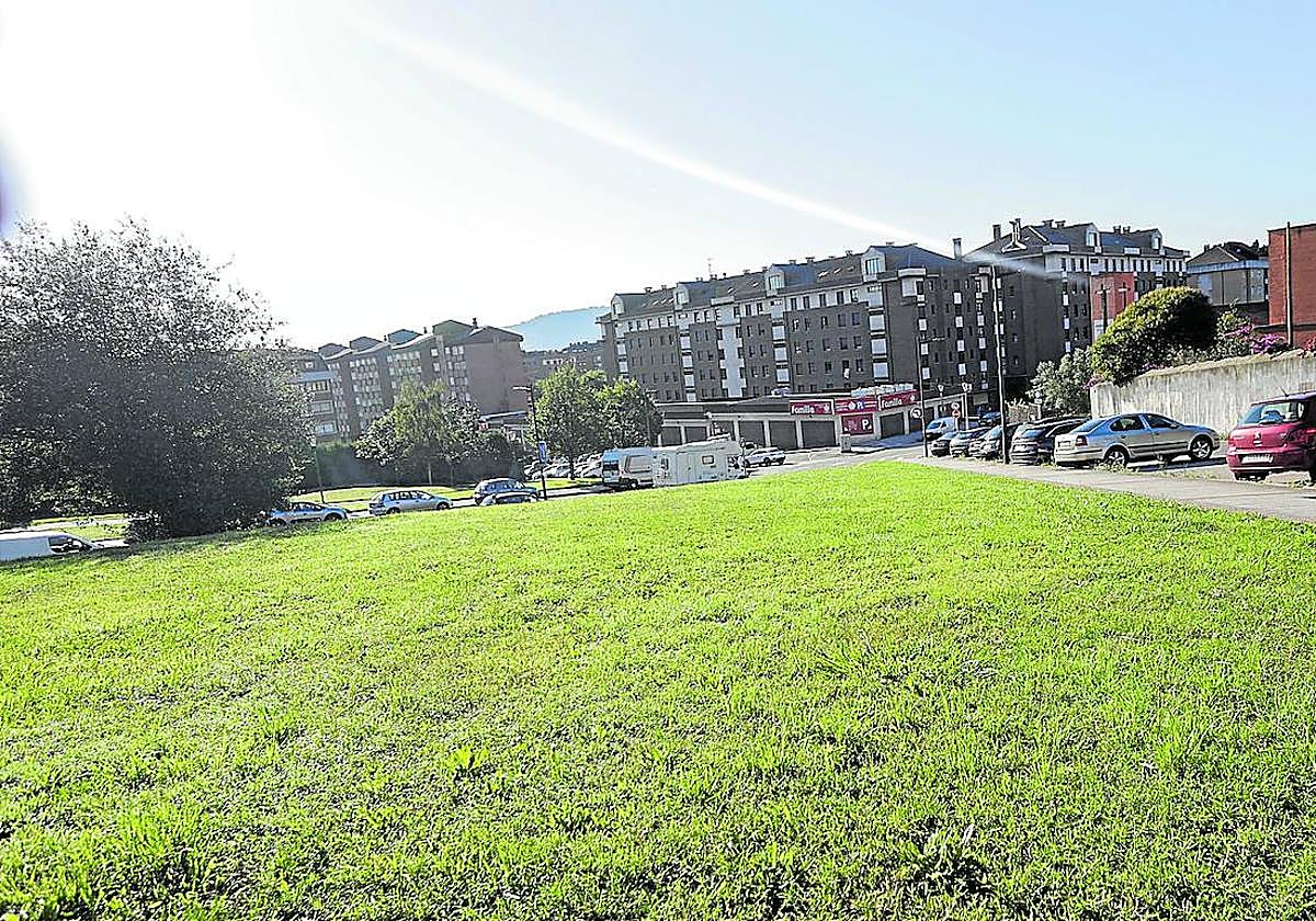 Solar municipal entre las calles Don Quijote y Pintor Luis Pardo, en El Coto, que también permite la edificación residencial.