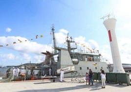 El 'Arnomendi' en un avisita anterior en el muelle del Niemeyer.