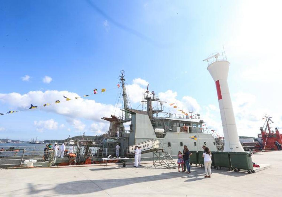 El 'Arnomendi' en un avisita anterior en el muelle del Niemeyer.