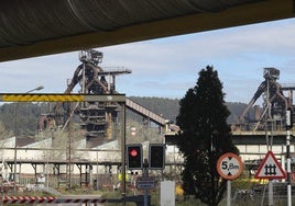 Uno de los hornos altos de Arcelor, desde el interior de la planta de Gijón.