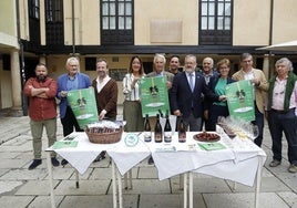 Luis Coto (Criadores Gochu Asturcelta), Antonio Trevín (Asturias con Sabor), el chef Nacho Manzano, la edil de Festejos Covadonga Díaz, Alfonso Camba (presidente de Asturias con Sabor), Edén Jiménez (Asturias con Sabor), el concejal Alfredo García Quintana, Andrés Prendes (El Gaitero); Isabel de la Busta (IGP Ternera Asturiana), Luis Delgado (vicepresidente de Asturias con Sabor) y Quico Veiga (Asturias con Sabor).