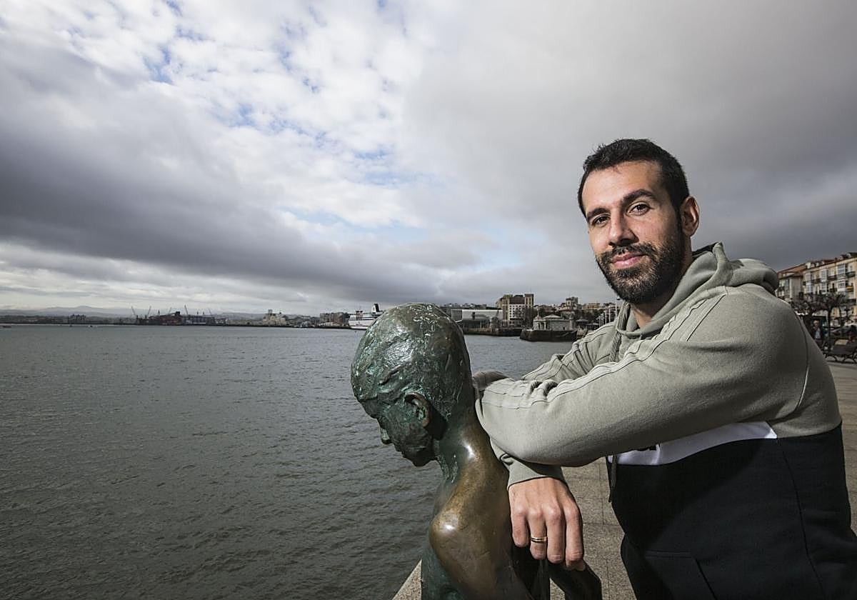 Cristian Portilla, en el monumento a Los Raqueros, en la bahía de Santander.