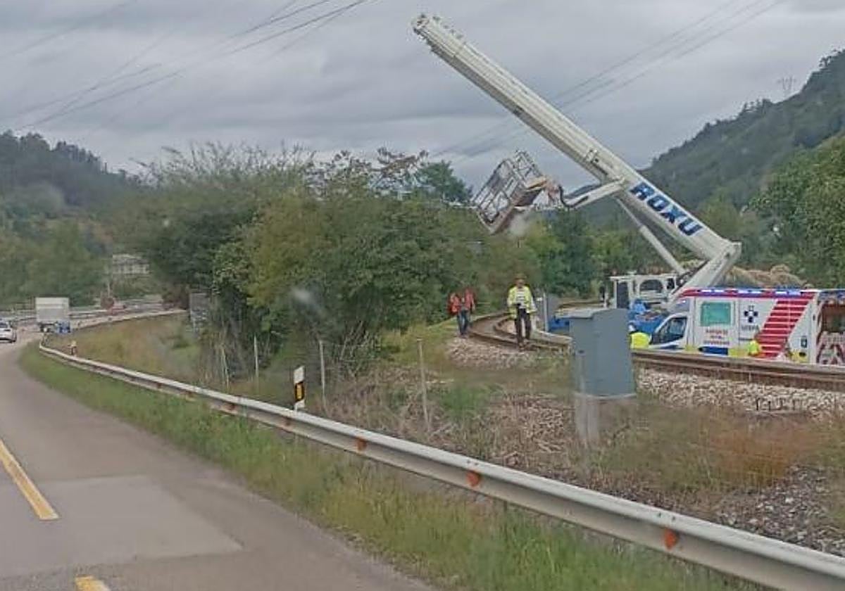 La UVI móvil en la zona en la que se produjo el accidentre, en la localidad de Figaredo.