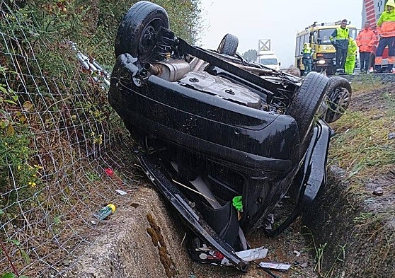 Un conductor, herido tras volcar con su vehículo en la AP-66, a la altura de Lena