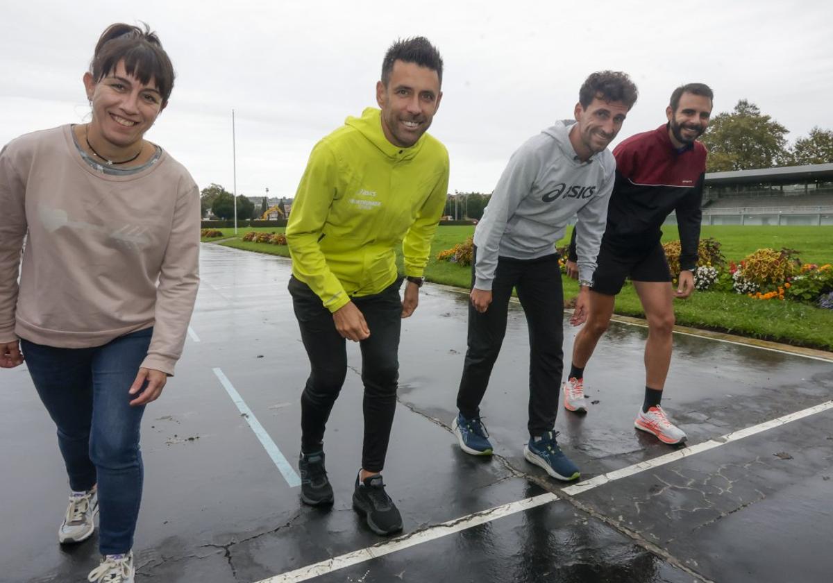 Preparados. Noelia Justo, José Benito López Pastoriza, Marcos Peón y Víctor Pérez, ayer, en la salida de la Carrera EdP Nocturna Gijón 10K, en las Mestas.