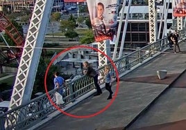 El cantante se encontraba en el puente rodando un videoclip cuando vio a una mujer al otro lado de la barandilla.