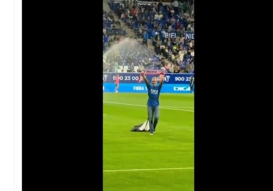 Un hincha del Sporting gana un concurso en el Tartiere y desata la polémica al lucir una bufanda rojiblanca