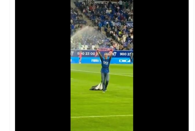 Un hincha del Sporting gana un concurso en el Tartiere y desata la polémica al lucir una bufanda rojiblanca