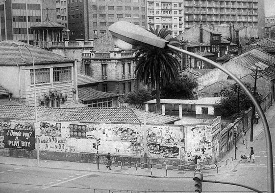 1989. El patio del colegio Asilo Pola (hoy Museo Piñole) y el jardín del palacete de Ladislao Menéndez, conformaban el patio de esa manzana de casas que fueron derribadas para ensanchar la avenida.