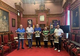 El alcalde de Villaviciosa y el edil de Ganadería, con la comisión organizadora del concurso, compuesta por José Manuel Cardín, César Sariego, Luis Mariano García y Francisco Fernández Tuero.