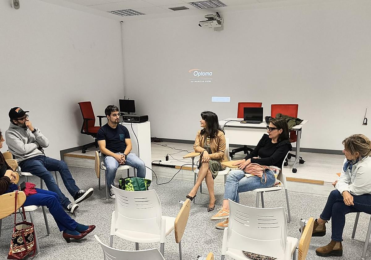 La concejala de Cultura conversa con los creadores becados.