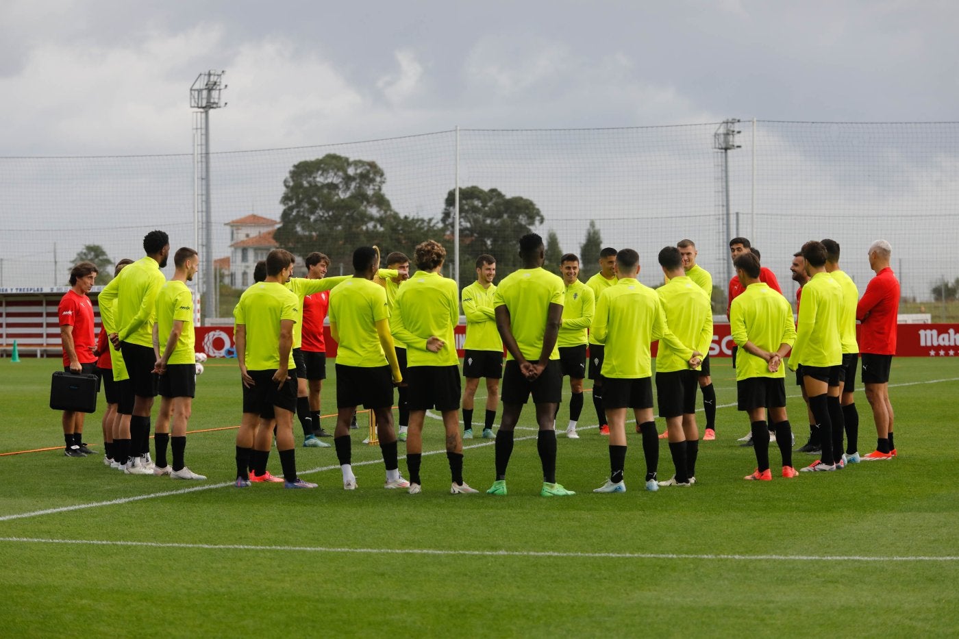 Los jugadores del Sporting, ayer, escuchando a Rubén Albés, dentro del círculo, en la parte derecha, antes del comienzo del último entrenamiento de la semana.