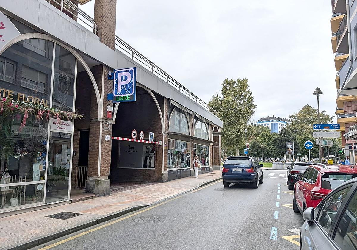 Entrada al parking de Las Meanas en pleno centro de Avilés.
